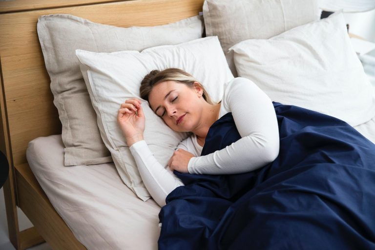 Schone slaapkamer met vers dekbed - hoe vaak moet je je dekbed vervangen voor gezonde slaap