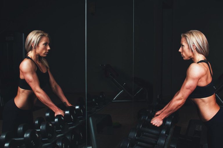Personal trainer en klant trainen in Body2Coach Apeldoorn met professionele fitnessbegeleiding