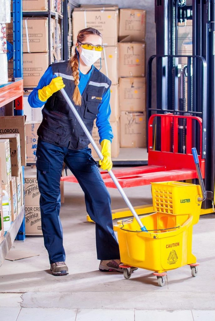 Professionele schoonmaker aan het werk in een vacature schoonmaker Purmerend bij Alcmaria Schoonmaakbedrijf