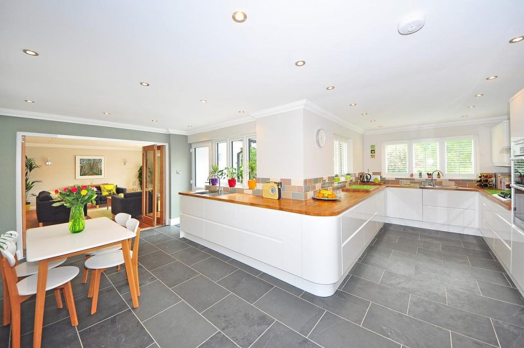 Moderne toonzaal keuken met duurzame materialen en slimme technologie in showroom