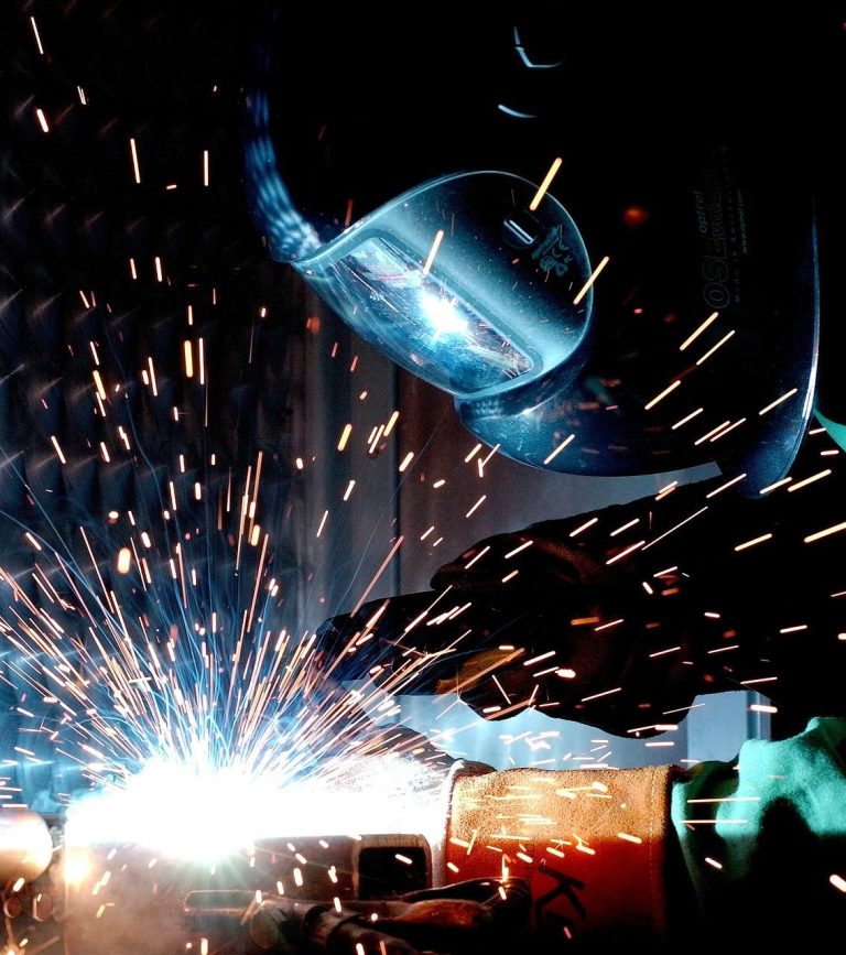 Beroemdheden Profielwalsen proces waarbij metalen profielen door walsen worden geleid voor nauwkeurige vormgeving