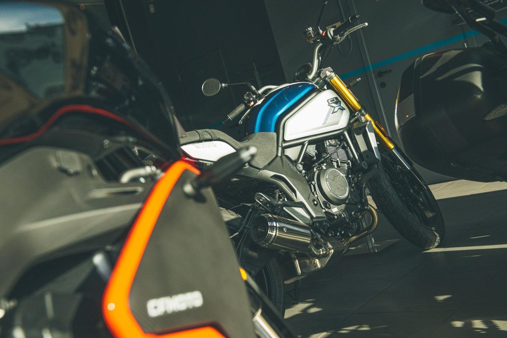 Motorrijders verzameld bij motorwinkel in Oost-Vlaanderen voor clubbijeenkomst