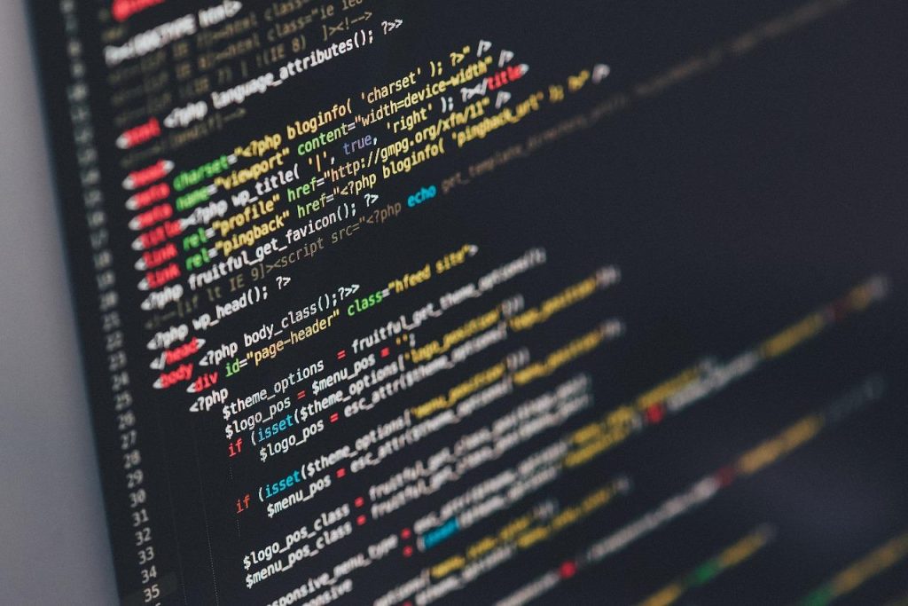 Illustratie van cloud-technologie biedende altijd en overal toegang tot bedrijfsgegevens en applicaties voor medewerkers in G