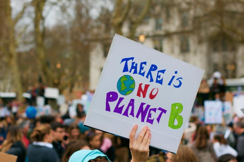 Illustratie van duurzame toekomst met klimaatverandering, hernieuwbare energie en groene innovatie als sleutels tot wereldwij