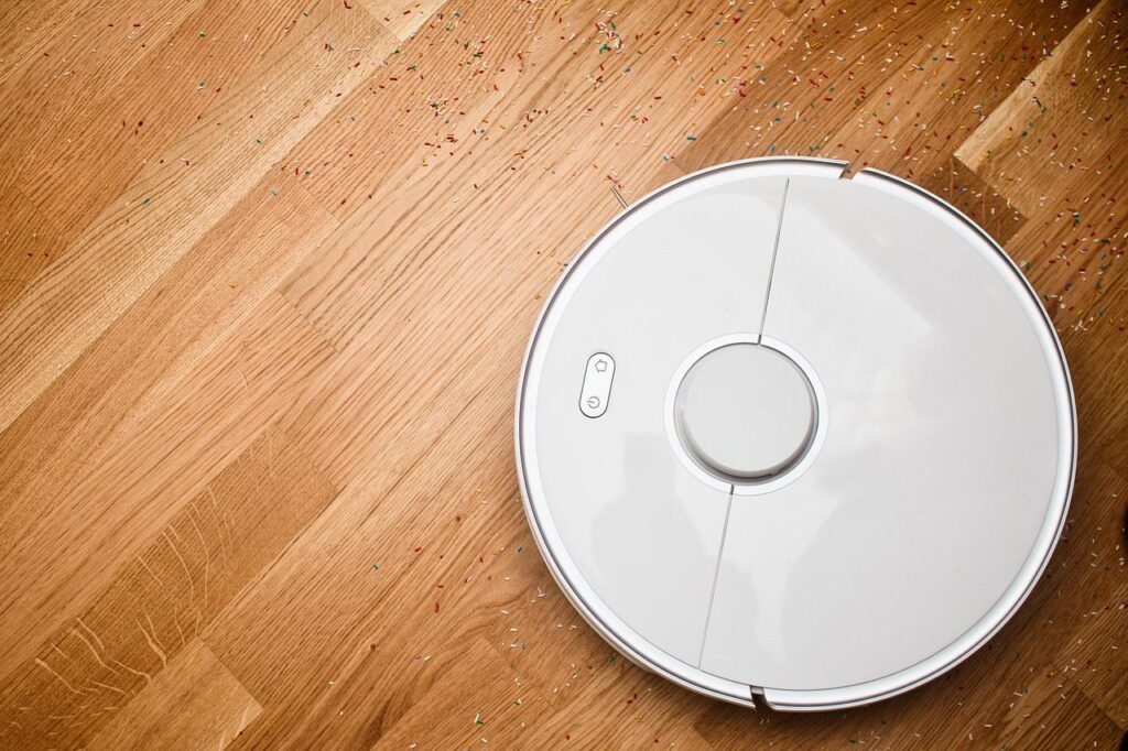 Robotstofzuiger navigeert automatisch door woonkamer voor slimme investering in huishoudelijke schoonmaak